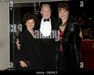 Von links nach rechts: Imelda Staunton, Derek Jacobi und Samantha Bond kommen zur Royal Film Performance und Weltpremiere von 'A Bunch of Amateure' am Odeon Leicester Square im Zentrum von London. Stockfoto