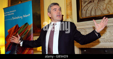 Der britische Premierminister Gordon Brown spricht über einen Empfang für das Global Fellowship Program. Stockfoto