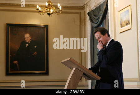 Der Vorsitzende der Konservativen Partei David Cameron hält eine Rede über die Wirtschaft, unter dem Blick eines Porträts des ehemaligen britischen Premierministers Sir Winston Churchill im St. Stephen's Club im Zentrum von London. Stockfoto