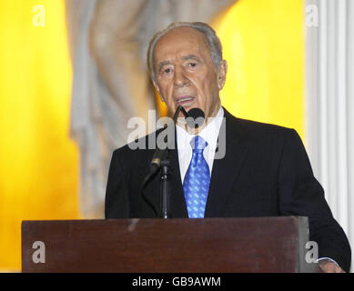 Der israelische Präsident Shimon Peres hält eine Rede im Mansion House in London, nachdem er die Ehrendoktorwürde vom Kings' College in London erhalten hatte. Stockfoto