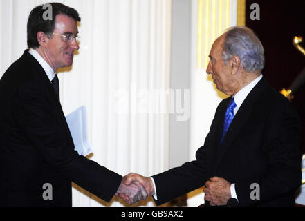 Der israelische Präsident Shimon Peres begrüßt den Wirtschaftsminister Lord Mandelson (links) im Mansion House in London. Stockfoto