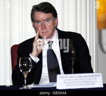 Wirtschaftsminister Lord Mandelson während einer Rede des israelischen Präsidenten Shimon Peres im Mansion House in London, nachdem Herr Peres die Ehrendoktorwürde vom Kings' College in London erhalten hatte. Stockfoto