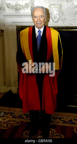 Der israelische Präsident Shimon Peres im Mansion House in London, nachdem er die Ehrendoktorwürde vom Kings' College in London erhalten hatte. Stockfoto