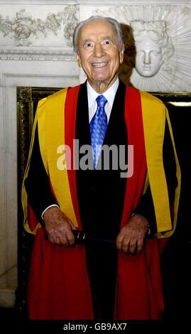 Der israelische Präsident Shimon Peres im Mansion House in London, nachdem er die Ehrendoktorwürde vom Kings' College in London erhalten hatte. Stockfoto