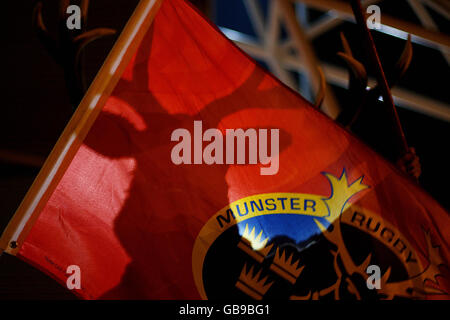 Rugby Union - Münster / Neuseeland XI - Thomond Park. Der Schatten eines Munster-Fans wird vor dem Anpfiff im Thomond Park, Limerick, gegen eine Flagge gezeigt. Stockfoto