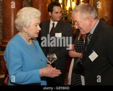 Die britische Königin Elizabeth II. Spricht heute Morgen mit Doktor Chris Steele MBE von ITV's bei einem Empfang im Buckingham Palace in London für Menschen, die im Gesundheitswesen in Großbritannien arbeiten. Stockfoto