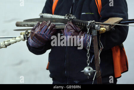 Polizei zerstören Waffen Stockfoto