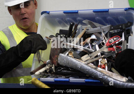 Ein Arbeiter in Broxburn sammelt einige der 3,000 Messer ein, die während der ersten fünf Monate der Kampagne gegen Gewalt der Polizei Strathclyde beschlagnahmt oder abgegeben wurden. Stockfoto