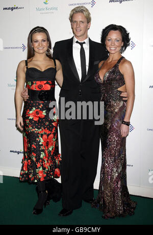 Streng genommen kommen die Tanztänzer Matthew Cutler, Nicole Cutler (rechts) und Lilia Kopylova, die bei Battersea Evolution im Süden Londons für Ronan Keating's Emeralds und Ivy Ball in Aid of Cancer Research UK ankommen. Stockfoto