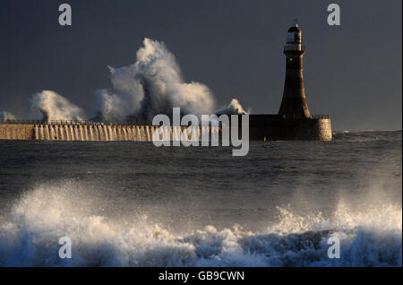 Sturmwellen treffen den Leuchtturm von Seaham in Sunderland, während eine arktische Wetterfront die Ostküste trifft. Stockfoto