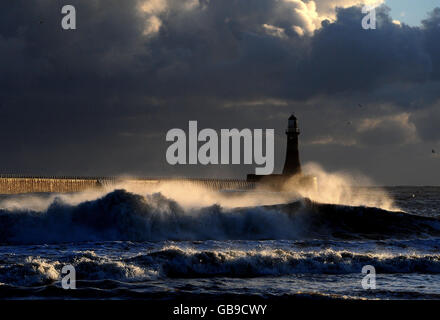 Sturmwellen treffen den Leuchtturm von Seaham in Sunderland, während eine arktische Wetterfront die Ostküste trifft. Stockfoto