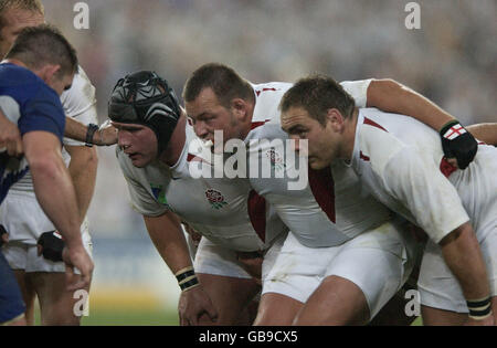 Rugby Union - Weltmeisterschaft 2003 - Halbfinale - England gegen Frankreich. Englands erste Reihe von Phil Vickery (l) Steve Thompson (c) und Trevor Woodman (r) bereiten sich darauf vor, einzupacken Stockfoto