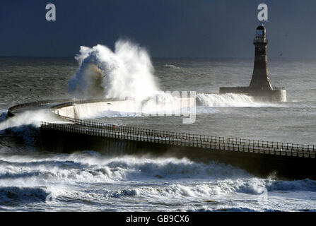 Sturmwellen treffen den Leuchtturm von Seaham in Sunderland, während eine arktische Wetterfront die Ostküste trifft. Stockfoto