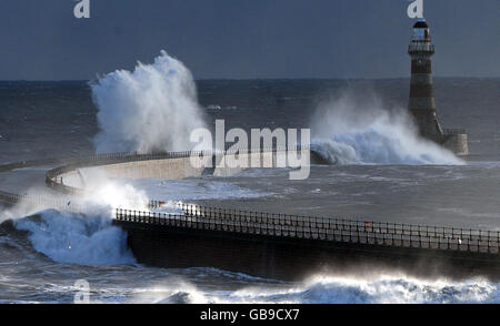 Sturmwellen treffen den Leuchtturm von Seaham in Sunderland, während eine arktische Wetterfront die Ostküste trifft. Stockfoto