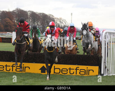 Laut Pete, die von Graham Lee (Mitte) geritten wird, führt das Feld die in Betfair „Fixed Brush“ Handicap-Hürde während der Northwest Masters Betfair Chase im Haydock Park, Merseyside. Stockfoto