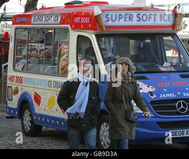 Zwei Fußgänger laufen an einem Eiswagen am Londoner South Bank vorbei, während eine arktische Wetterfront Großbritannien trifft. Stockfoto