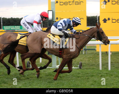 Snoopy Loopy und Jockey Seamus Durack fangen Tamarinbleu gerade an der Ziellinie in der Betfair Steeplechase während der Northwest Masters Betfair Chase im Haydock Park, Merseyside. Stockfoto