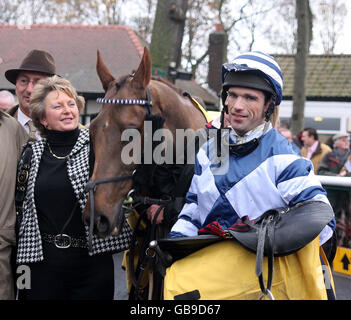 Snoopy Loopy und Jockey Seamus Durack nach dem Gewinn der Betfair Steeplechase während der Northwest Masters Betfair Chase im Haydock Park, Merseyside. Stockfoto