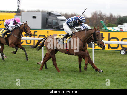 Snoopy Loopy und Jockey Seamus Durack fangen Tamarinbleu gerade im Ziel mit exotischem Dancer Third während der Betfair Steeplechase während der Northwest Masters Betfair Chase im Haydock Park, Merseyside. Stockfoto