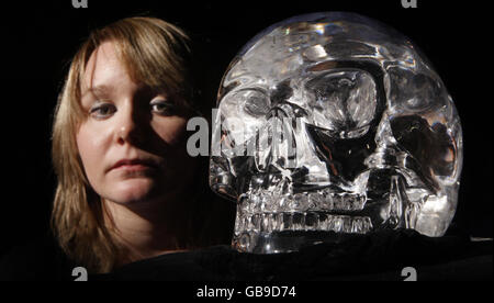 A Woman Views the Skull of Doom, zu sehen bei der Konferenz "Histories and Mysteries" im Hub in Edinburgh. Stockfoto
