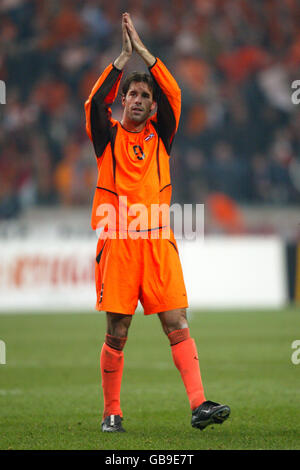 Der holländische Ruud van Nistelrooy applaudiert der Unterstützung durch das Haus Stockfoto