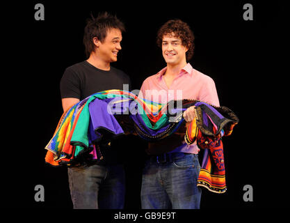 Gareth Gates posiert mit Lee Mead bei einer Fotocolalle für das Musical „Joseph and the Amazing Technicolor Dreamcoat“ im Adelphi Theatre im Zentrum von London. Stockfoto