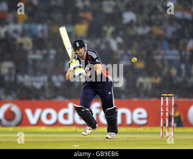 Der englische Kevin Pietersen schlägt vor, sein Jahrhundert während der Fünften Internationalen eines Tages im Barabati Stadium in Bhubaneswar, Indien, zu beenden. Stockfoto