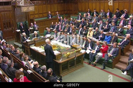 Kanzlerin Alistair Darling spricht während einer Debatte vor dem Haushaltsbericht im Londoner Unterhaus. Stockfoto