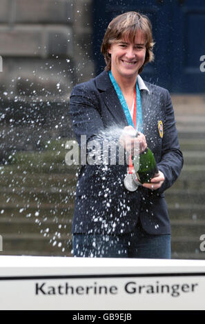 Die dreifache olympische Silbermedaillengewinnerin Katherine Grainger feiert die Ernennung des neuen achtköpfigen Bootes des Edinburgh University Boat Club. Stockfoto