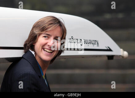 Die dreifache olympische Silbermedaillengewinnerin Katherine Grainger feiert die Ernennung des neuen achtköpfigen Bootes des Edinburgh University Boat Club. Stockfoto