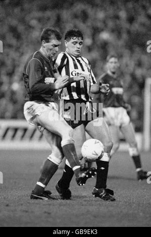 Fußball - Barclays League Division One - Nottingham Forest / Newcastle United - City Ground. Brian Rile von Nottingham Forest (l) und Paul Gascoigne von Newcastle United (r) kämpfen um den Ball Stockfoto