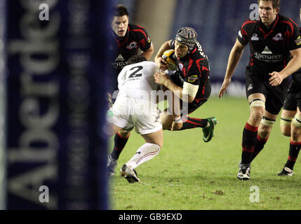 Rugby Union - Magners League - Edinburgh / Ospreys - Murrayfield. Simon Webster von Edinburgh wird während des Spiels der Magners League in Murrayfield, Edinburgh, von Sonny Parker (Nummer 2) von Osprey angegangen. Stockfoto