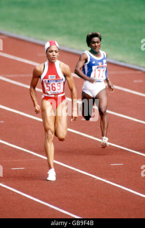 (L-R) die US-Amerikanerin Florence Griffith-Joyner beschleunigt sich in einem Heat von der französischen Patricia Girard Stockfoto