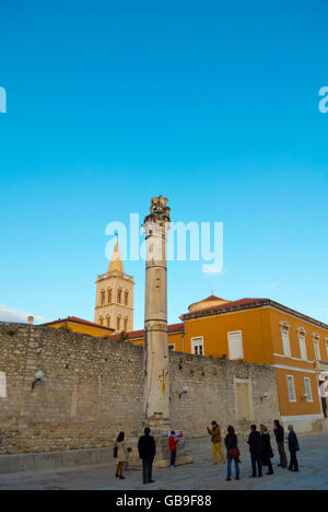 Führung Gruppe, Stup Panem, Säule der Schande, Forum, Trg Rimskog Foruma, Altstadt, Zadar, Dalmatien, Kroatien Stockfoto