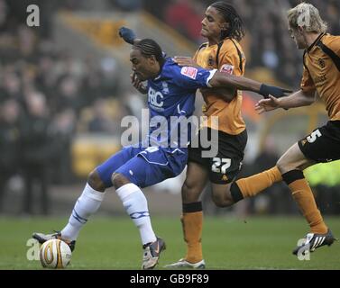 Cameron Jerome (links) von Birmingham City vermeidet es, von Wolverhampton Wanderers' Michael Mancienne (Mitte) und Richard Stearman herausgefordert zu werden. Stockfoto