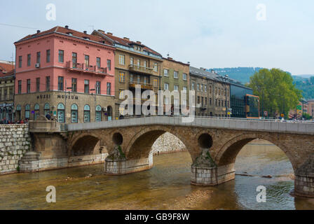 Latinska Cuprija, Latin Bridge mit Sarajevo Stadtmuseum, Fluss Miljacka, Sarajevo, Bosnien und Herzegowina Stockfoto