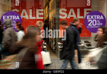 Die Käufer kommen an den Verkaufsschildern im Fenster einer Filiale von Aldo in der Oxford Street, London vorbei. Stockfoto