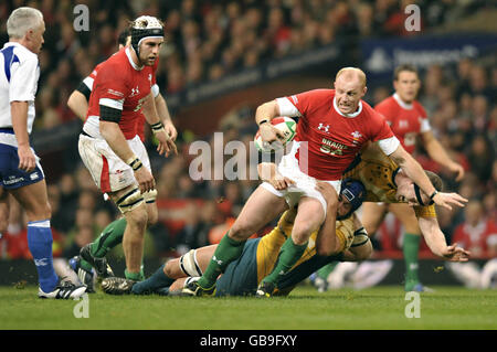 Die Australier Nathan Sharpe (unten) und Richard Brown (unten rechts) bringen während des Spiels der Invesco Perpetual Series im Millennium Stadium, Cardiff, den walisischen Märtyrer Williams nieder. Stockfoto