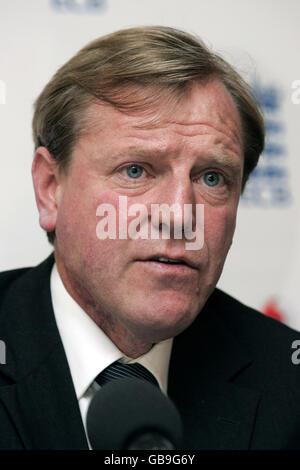 EZB-Geschäftsführer Hugh Morris spricht bei einer Pressekonferenz im Hilton, Heathrow Airport, London, mit den Medien. Stockfoto