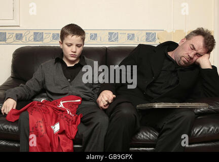 Der Vater und Bruder von Michael Richard Martin McDonagh, auch bekannt als Richie, Martin McDonagh (rechts) und Shane McDonagh, appellieren an Richies Tod bei einer Pressekonferenz in Wembley, im Zentrum von London. Stockfoto