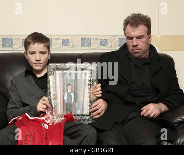 Der Vater und Bruder von Michael Richard Martin McDonagh, auch bekannt als Richie, Martin McDonagh (rechts) und Shane McDonagh, appellieren an Richies Tod bei einer Pressekonferenz in Wembley, im Zentrum von London. Stockfoto