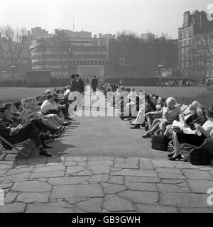 Wetter - Frühling Szenen - Victoria Embankment Gardens - London - 1965 Stockfoto