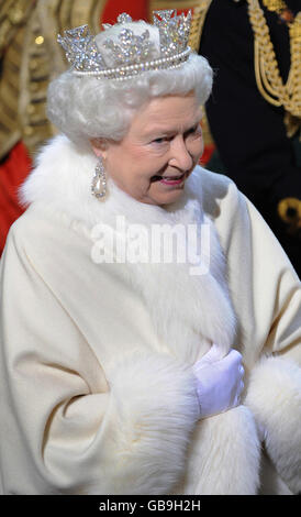 Königin Elizabeth II. Kommt im Palast von Westminster zur Eröffnung des Parlaments in London an. Stockfoto