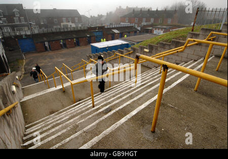 Fußball - FA Cup - zweite Runde - Chesterfield / Droylsden - Saltergate. Allgemeine Ansicht der Treppe, die zum Recreation Ground führt, dem Heimstadion des Chesterfield FC Stockfoto