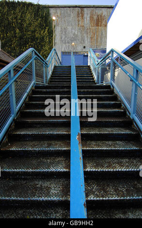 Fußball - FA Cup - zweite Runde - Chesterfield / Droylsden - Saltergate. Allgemeine Ansicht der Treppe, die zum Recreation Ground führt, dem Heimstadion des Chesterfield FC Stockfoto