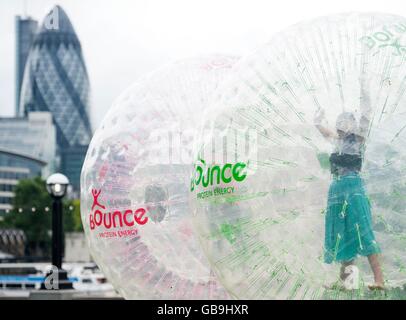 Sperrfrist, 0001 Donnerstag 7. Juli zuvor bedingtes Foto datiert 27.06.16 Bounce Energiekugeln Gastgeber der Zorbathon in London, Birmingham und Leeds Juli dieses Jahres als die ultimative Zorbing-Herausforderung zu sehen, die ihren Weg zum Sieg in der ersten jemals urban Zorbing Marathon zur Entdeckung der UKÕs am meisten unaufhaltsamen Stadt Rollen kann. Stockfoto