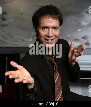 Sir Cliff Richard bei der Vorstellung seiner 'Time Machine Tour DVD' im Quo Vadis in Soho im Zentrum von London. In einer über 50-jährigen Karriere ist er der meistverkaufte Singles-Künstler aller Zeiten in Großbritannien mit einem Umsatz von über 27 Millionen und einem britischen Album-Umsatz von über 18 Millionen. Stockfoto