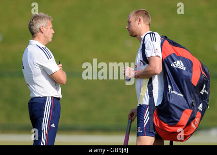 Peter Moores (links) spricht mit Andrew Flintoff während des Trainings im Sheikh Zayed Stadium in Abu Dhabi, Vereinigte Arabische Emirate. Stockfoto