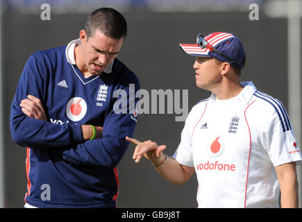 Der englische Kapitän Kevin Pietersen (links) spricht mit Andy Flower während der Trainingseinheit im Sheikh Zayed Stadium in Abu Dhabi, Vereinigte Arabische Emirate. Stockfoto