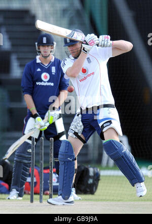 Cricket - England Nets Session - Sheikh Zayed Stadium - Abu Dhabi. Englands Andrew Flintoff Fledermäuse während der Trainingseinheit im Sheikh Zayed Stadium in Abu Dhabi, Vereinigte Arabische Emirate. Stockfoto